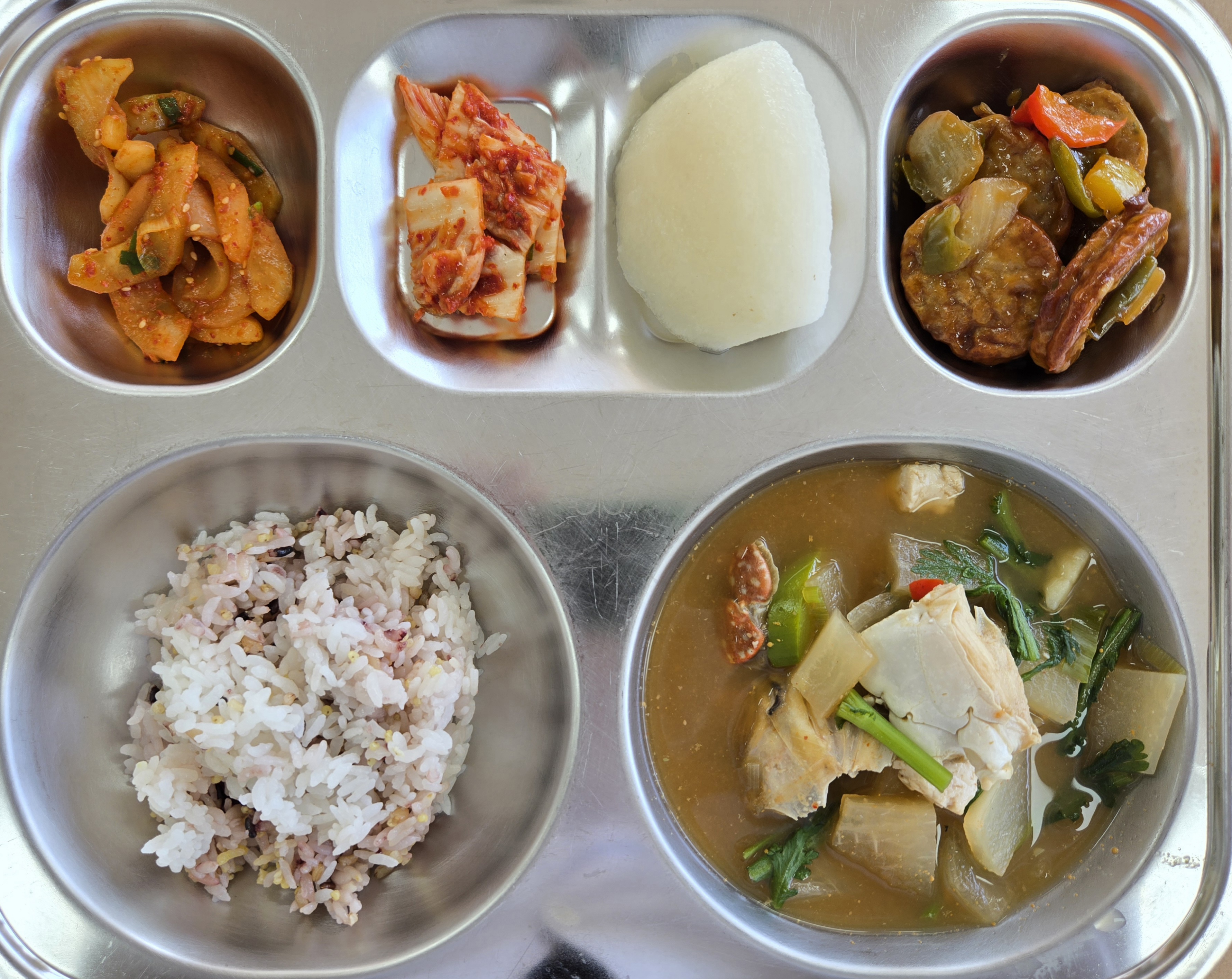 혼합잡곡밥 (5)
꽃게된장찌개 (5.6.8.13)
노각무침 (5.6.13)
갈비산적떡조림 (1.2.5.6.10.13.16)
배추김치 (9)
배